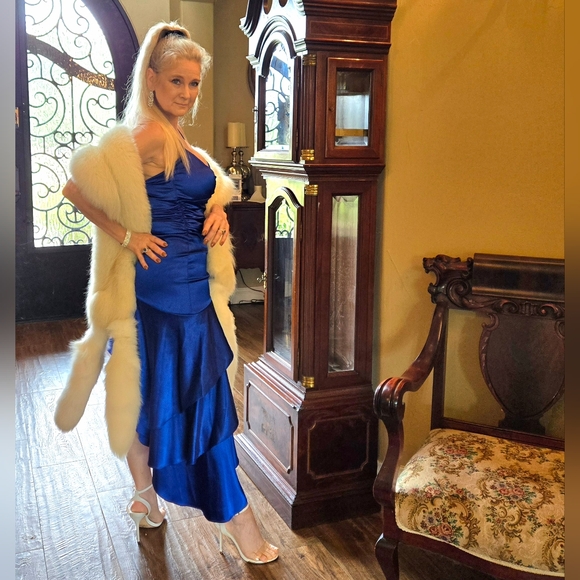 Push, Luscious Ivory Fox Fur Wrap with Tails - Picture 3 of 17